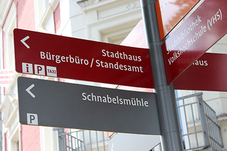 Hinweisschild Richtung Stadthaus, Bürgerbüro / Standesamt